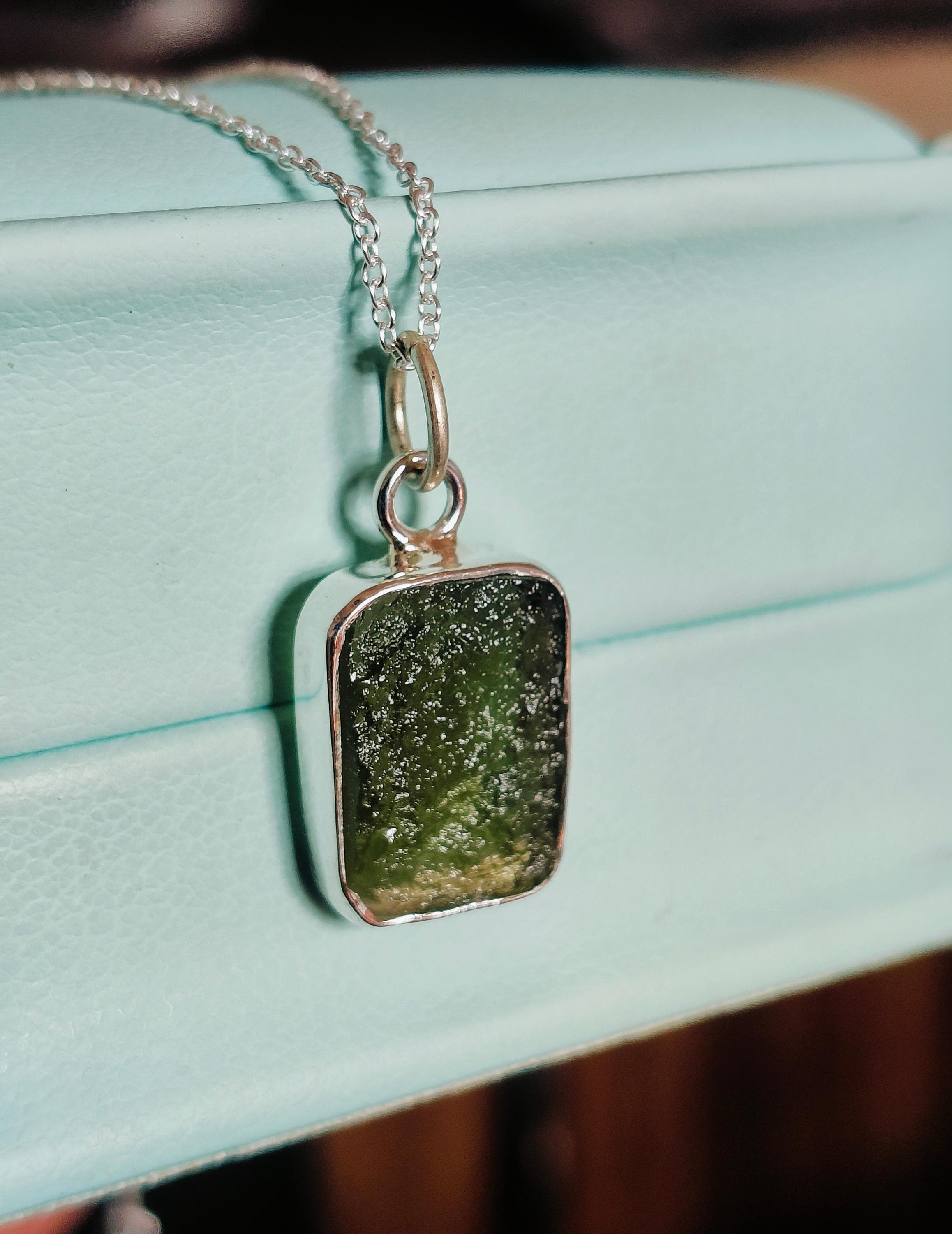 チェコ産モルダバイト原石ペンダントネックレス：925スターリング