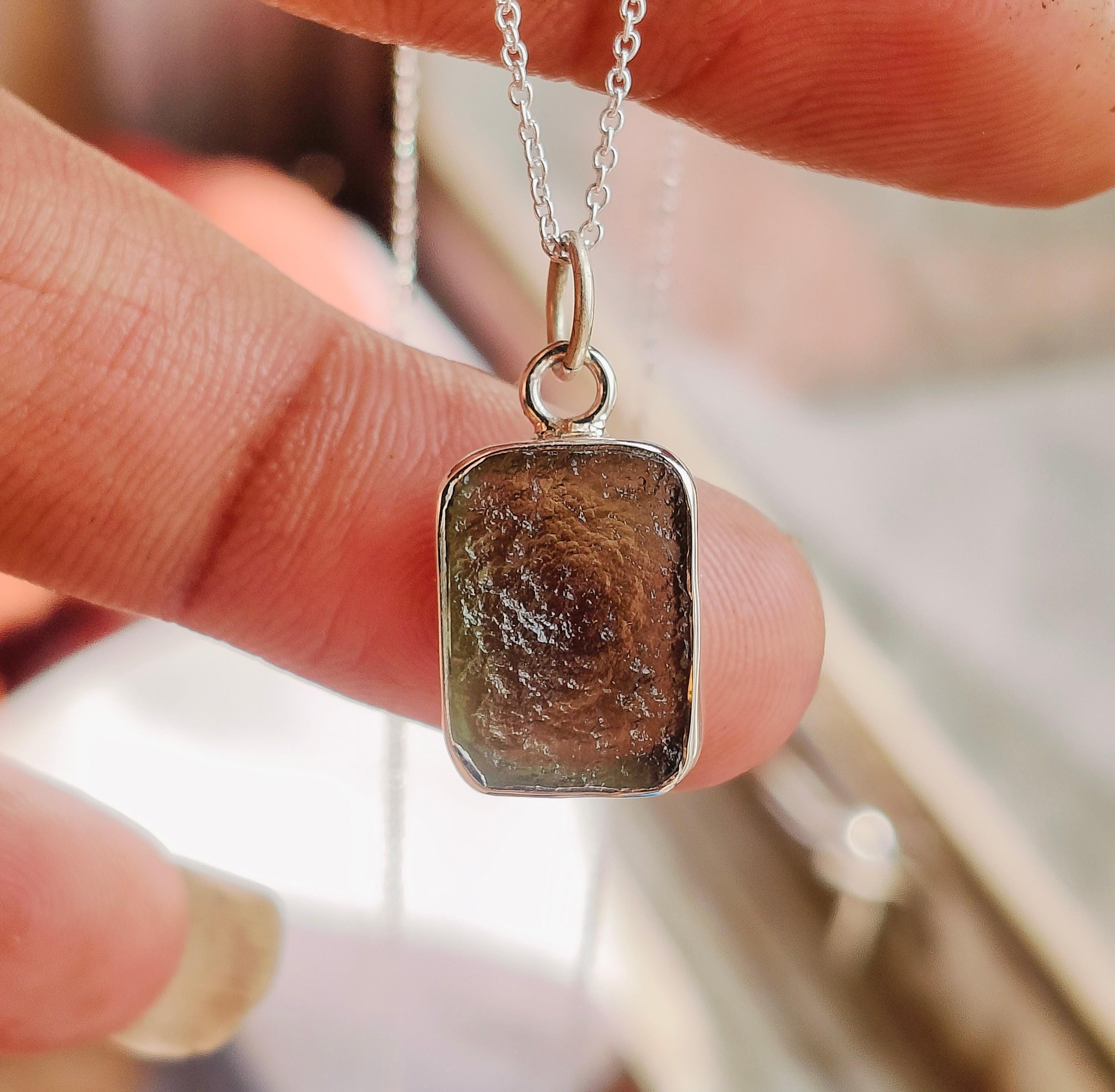 チェコ産モルダバイト原石ペンダントネックレス：925スターリング