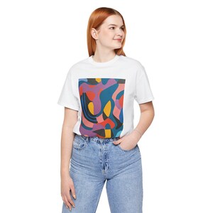 カラフルな抽象アートTシャツ - ユニセックスジャージーTシャツ | ユニークな芸術的グラフィックTシャツギフト | @kazui_artsによるモダンで大胆なデザイン