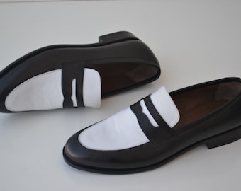 Handgefertigte Schwarz & Weiß Leder Loafer Slip-Ons: Herren Schuhe mit geteilter Kappe
