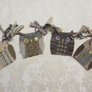 Girlanda z recyklingowanej brązowej wełny w kratę w kolorze kości słoniowej i szarości, rustykalna chata, patchworkowa, z sową