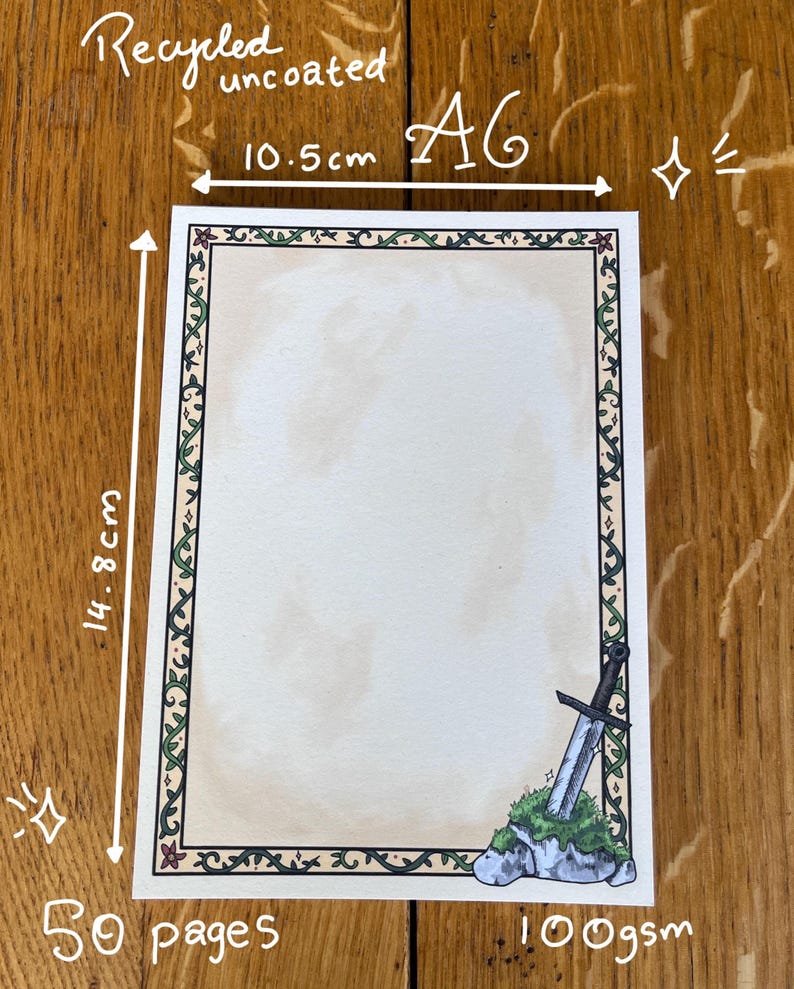 Op de afbeelding: A6-papier, gerecycled en ongestreken, met een decoratieve rand. Het papier meet 10,5 cm x 14,8 cm en bevat 50 pagina's. Een zwaard is in de hoek afgebeeld. Het papier is 100 g/m&sup2;.