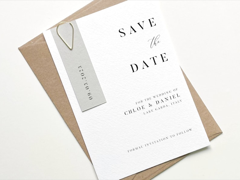 Puede incluir: Tarjeta de guardar la fecha con fondo blanco y texto negro. La tarjeta dice "Save the Date" para la boda de Chloe & Daniel, Lago de Garda, Italia. La fecha es 09.03.2023.