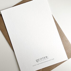 Puede incluir: Una tarjeta de felicitaci&oacute;n blanca en blanco con un sobre marr&oacute;n. La tarjeta tiene el texto "QUOTED. ELEGANT GREETING CARDS" y la direcci&oacute;n del sitio web "https://quotedstudio.etsy.com".