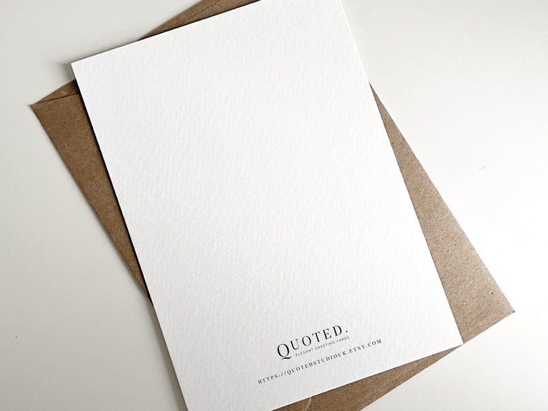 Puede incluir: Una tarjeta de felicitaci&oacute;n blanca en blanco con un sobre marr&oacute;n. La tarjeta tiene el texto "QUOTED. ELEGANT GREETING CARDS" y la direcci&oacute;n del sitio web "https://quotedstudio.etsy.com".