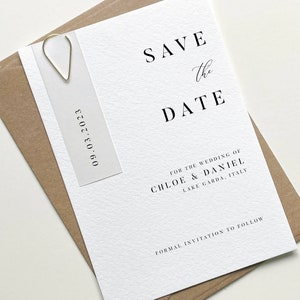 Puede incluir: Tarjeta de guardar la fecha con fondo blanco y texto negro. El texto dice "Save the Date" para la boda de Chloe & Daniel, Lago de Garda, Italia. La fecha es 09.03.2023.