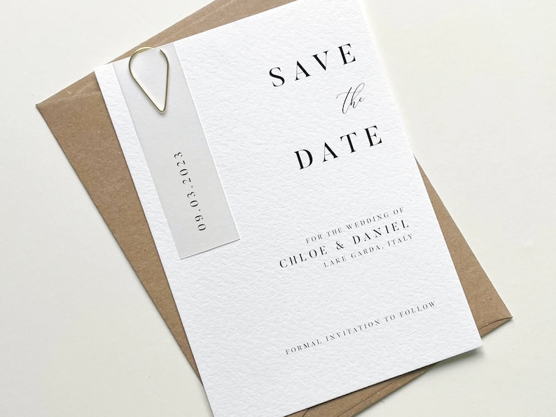 Puede incluir: Tarjeta de guardar la fecha con fondo blanco y texto negro. El texto dice "Save the Date" para la boda de Chloe & Daniel, Lago de Garda, Italia. La fecha es 09.03.2023.