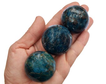 Partia kryształowych kul apatytu niebieskiego (25 mm - 40 mm)