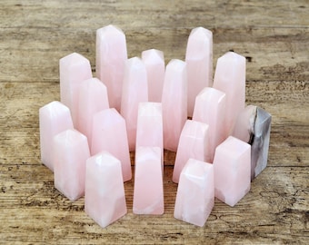 Lote de obeliscos de calcita manganífera, puntas de cristal rosa, origen pakistaní.