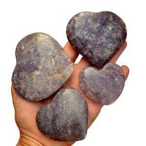 Minerale a forma di cuore di lepidolite (45 mm - 70 mm), cristalli di lepidolite viola, pietre preziose lucidate