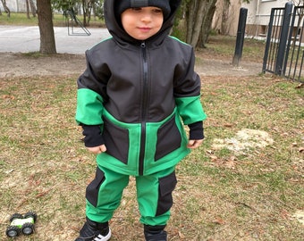 Veste noire avec vert (collection FLY). Jachet softshell pour enfant. Coque souple. Veste d'extérieur. veste softshell avec fermeture éclair, veste de pluie,