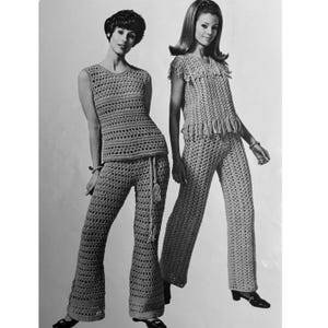 Puede incluir: Dos mujeres con conjuntos de crochet a juego. Uno es un top sin mangas y pantalones acampanados, el otro tiene un top con flecos y pantalones acampanados. Ambos conjuntos son de color neutro claro y tienen una textura de tejido abierto.