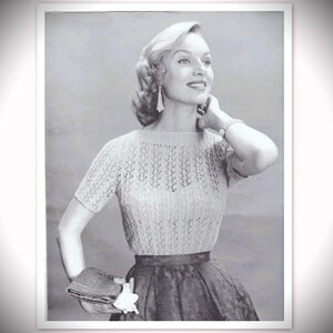 Puede incluir: Fotografía en blanco y negro de una mujer con un top de punto claro de manga corta y una falda oscura. Sostiene un pequeño bolso y una flor. La imagen tiene una estética retro, que recuerda a la moda de mediados de siglo.