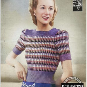 Puede incluir: Patrón de tejido vintage con una mujer que lleva un suéter de manga corta. El suéter tiene un diseño geométrico en tonos morado, negro y rojo. El patrón está diseñado para un contorno de busto de 81-86 cm. El texto "Hand Knitwear in Lavenda" es visible.
