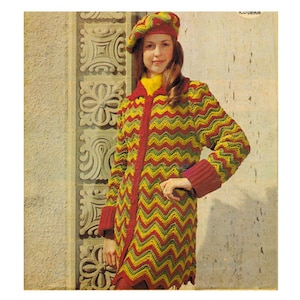 Puede incluir: Un conjunto vintage de abrigo y boina de ganchillo con un patrón en zigzag rojo, amarillo y verde. El abrigo tiene un diseño largo y fluido con ribetes y puños rojos. La boina coincide con el patrón del abrigo.