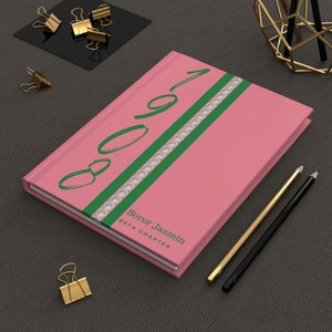 Carnet cartonné personnalisé 1908 Pearls (couverture rose saumon) | Agenda | Rose et vert | Inspiré par AKA | Cadeaux pour une sororité