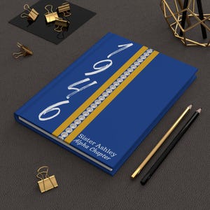 Carnet cartonné style jersey inspiré de Tau Beta Sigma mat | Agenda | Bleu et blanc et or | 1946 | Cadeaux pour une sororité
