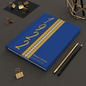 Personalisierte 1922 Perle Jersey (blaue Abdeckung) Hardcover Journal Matt | Tagebuch | Blau und Gold | 1922 | SGRho Inspiriert | Schwesternschaft Geschenke
