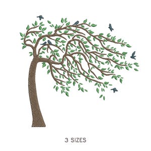Puede incluir: Diseño bordado de un árbol con hojas verdes y ramas marrones que soplan con el viento. Varios pájaros azules pequeños están posados en las ramas o volando alrededor del árbol. El texto "3 SIZES" está en la parte inferior.