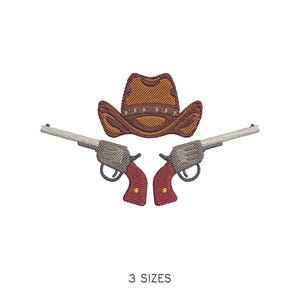 Könnte beinhalten: Gesticktes Design mit einem Cowboyhut und zwei Revolvern. Der Hut ist braun mit einem strukturierten Muster, und die Revolver haben silberne Läufe und rote Griffe. Der Text "3 SIZES" befindet sich unten.