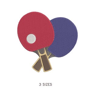 Könnte beinhalten: Gesticktes Design mit zwei Tischtennisschlägern. Ein Schläger ist rot mit einem weißen Punkt, der andere blau. Die Griffe sind braun mit goldenem Rand. Der Text "3 GRÖSSEN" steht darunter.