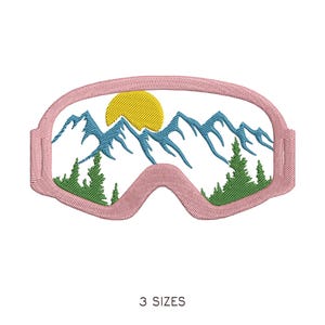Könnte beinhalten: Gestickter Aufnäher mit einem rosa Skibrillen-Design. Die Brille zeigt eine Berglandschaft mit blauen Gipfeln, grünen Bäumen und einer gelben Sonne. Der Text "3 SIZES" befindet sich unten.