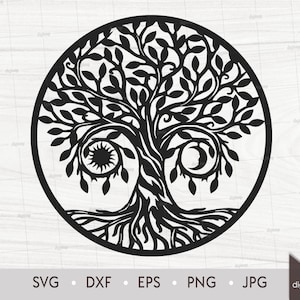 Puede incluir: Silueta en blanco y negro de un árbol de la vida con intrincadas ramas, hojas y raíces. El árbol está rodeado de un círculo y tiene un diseño de sol y luna dentro de las ramas.