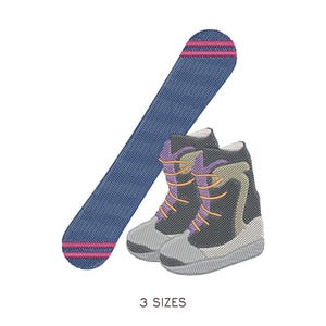Puede incluir: Diseño bordado que presenta una tabla de snowboard azul con rayas rosas y dos pares de botas de snowboard grises, negras y moradas. El texto "3 SIZES" está en la parte inferior de la imagen.