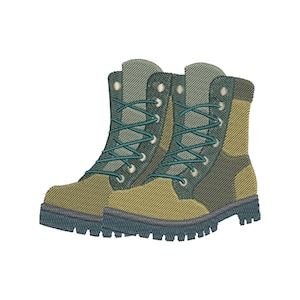 Puede incluir: Un par de botas tácticas de color verde oliva y beige con diseño de caña alta, cordones verde azulado oscuro, ojales plateados y una suela de goma gruesa y dentada de color gris oscuro. Las botas tienen un patrón bordado con textura.