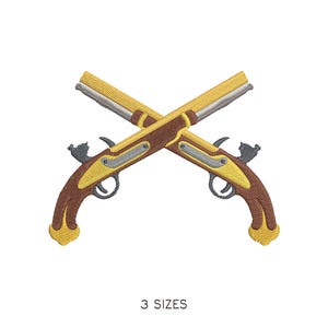 Puede incluir: Diseño bordado de dos pistolas de chispa cruzadas en marrón, dorado y plateado. Las pistolas están detalladas con intrincadas puntadas, y la imagen incluye el texto "3 SIZES" en la parte inferior.