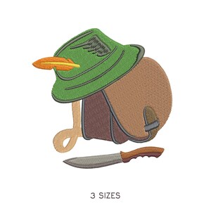 Puede incluir: Diseño bordado con un sombrero verde con una pluma, una alforja marrón y un cuchillo. El sombrero tiene un diseño de ala detallado. El cuchillo tiene un mango marrón y una hoja plateada. El texto "3 SIZES" está en la parte inferior.