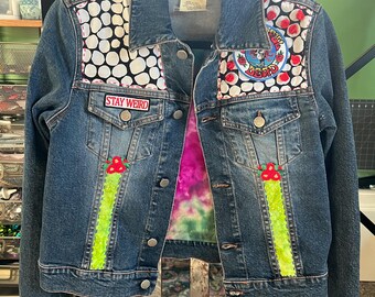 Jaqueta jeans patchwork inspirada no Grateful Dead reciclada