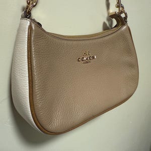 Bolso Teri pequeño marrón/beige de Coach con cartera a juego y correa extraíble