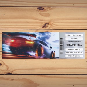 Billet cadeau personnalisé à imprimer pour la JOURNÉE DU PISTE DE COURSE. Téléchargement numérique instantané au format pdf. Super cadeau surprise, souvenir ou souvenir