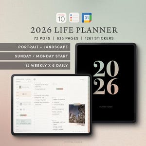 Puede incluir: Dos tabletas digitales que muestran un planificador de vida 2026. Una tableta muestra un horario diario detallado, mientras que la otra presenta el año 2026 en números grandes. El planificador incluye 72 archivos PDF, 635 páginas y 1261 pegatinas.