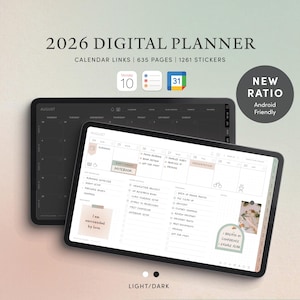 以下が含まれることがあります： 2026年版デジタルプランナー。カレンダーリンク、635ページ、1261ステッカー付き。画像には2つのタブレットが表示され、1つはカレンダービュー、もう1つは詳細なデイリープランナーレイアウトです。「NEW RATIO Android Friendly」と「LIGHT/DARK」の文字が含まれています。
