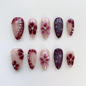 Unhas de flores 3D/Unhas de pressão cor de vinho Unhas curtas em tom amêndoa/Unhas florais/Unhas âncora/Unhas de férias/Unhas de verão/Unhas de primavera/Unhas de aniversário