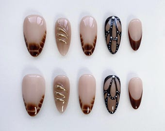 Uñas postizas color ámbar: uñas cortas almendradas, uñas marrones, uñas con forma de concha de fritilaria, uñas con forma de alas, uñas con forma de mariposa, uñas postizas y uñas para cumpleaños y fiestas.