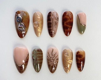 Uñas postizas color ámbar: uñas cortas almendradas, uñas marrones, uñas con diseño de concha de fritilaria, uñas verde oscuro, uñas con diseño de sol, uñas postizas y uñas para cumpleaños y fiestas.