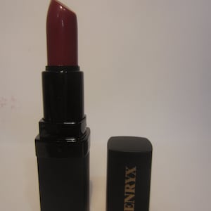 JENRYX LIPSTICK Berry brown is long lasting, water & smudge proof, organic, hypoallergenic, vegan, free of animal products or paraben.