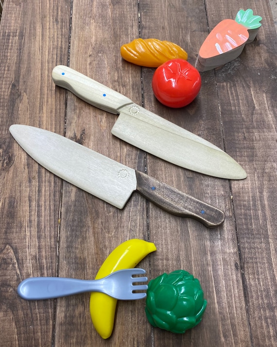 Jouet pour enfant. jouet en bois pour enfant. couteau de chef