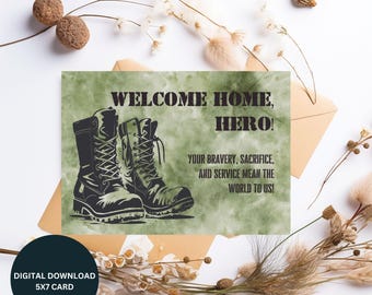 Op de afbeelding: Een digitale download van een 5x7 kaart met een groene camouflage achtergrond. De kaart toont een paar zwarte militaire laarzen en de tekst "WELCOME HOME, HERO! YOUR BRAVERY, SACRIFICE, AND SERVICE MEAN THE WORLD TO US!"