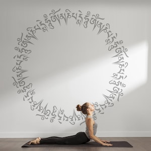 Modèle / Pochoir Mantra XXXL. Avec ce pochoir mural Mantra, vous apportez paix, concentration et spiritualité à n'importe quelle pièce !