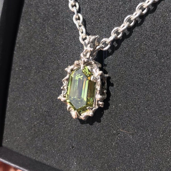 Sterling silver pendant with green zirconite of singular size