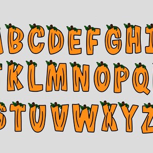 K&ouml;nnte beinhalten: Ein Alphabet in Form von orangefarbenen K&uuml;rbissen mit gr&uuml;nen Stielen und Bl&auml;ttern. Die Buchstaben sind in Gro&szlig;buchstaben und schwarz umrandet.