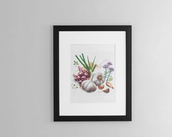 Könnte beinhalten: Ein gerahmter Aquarelldruck mit einem Stillleben aus frischen Knoblauchzehen, roten Zwiebeln, Frühlingszwiebeln und Kräuterzweigen. Das Kunstwerk enthält lila Blumen und Knoblauchzehen. Der schwarze Rahmen verstärkt die Farben der Produkte.