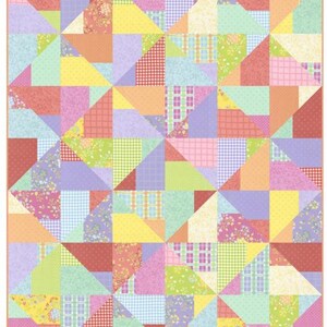 Op de afbeelding: Een kleurrijke patchworkquilt met een geometrisch ontwerp. De quilt heeft vierkanten en driehoeken in verschillende pastelkleuren, waaronder roze, geel, groen en paars. De stoffen hebben bloemen-, ruit- en effen patronen. De quilt heeft een lichtbruine rand.