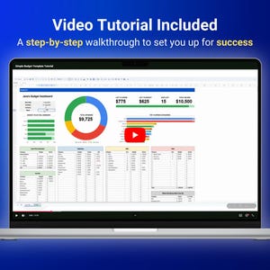 Może przedstawiać: Ekran laptopa wyświetlający cyfrowy szablon panelu budżetowego z wykresami, tabelami i danymi finansowymi. Tekst Video Tutorial Included oraz A step-by-step walkthrough to set you up for success pojawiają się nad ekranem na niebieskim tle.