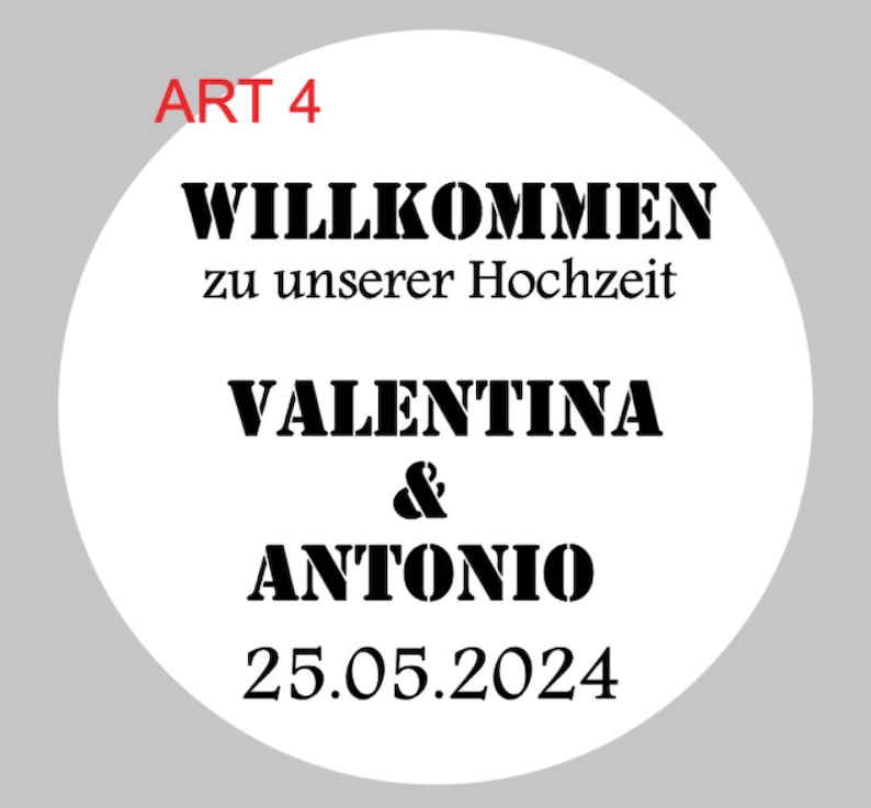 May include: White circle with black text that says "ART 4" in red text at the top. The text says "WILLKOMMEN zu unserer Hochzeit" and "VALENTINA & ANTONIO" with the date "25.05.2024" below.