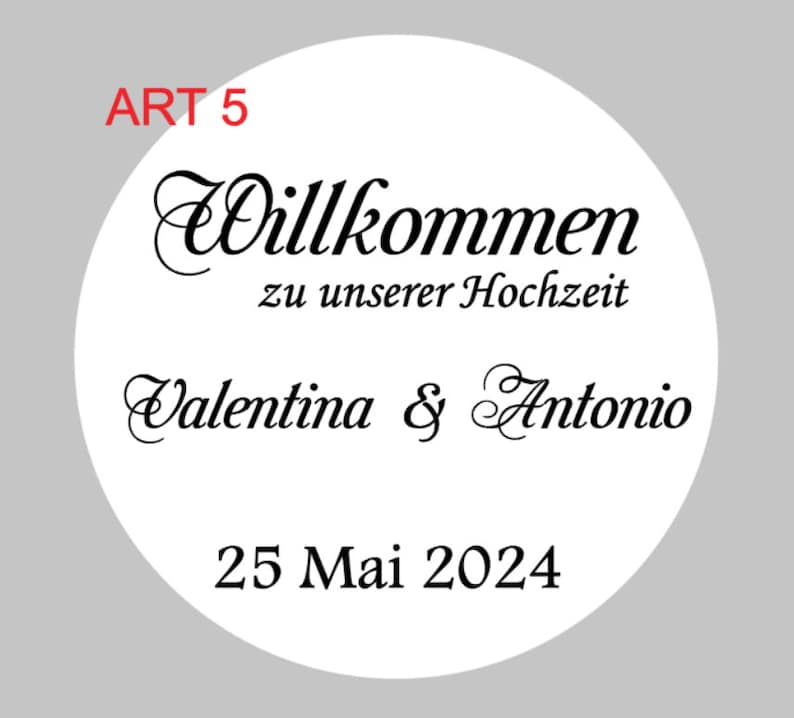 May include: White circle with black text that says "Willkommen zu unserer Hochzeit" and "Valentina & Antonio" with the date "25 Mai 2024" below. The text "ART 5" is in red at the top of the circle.